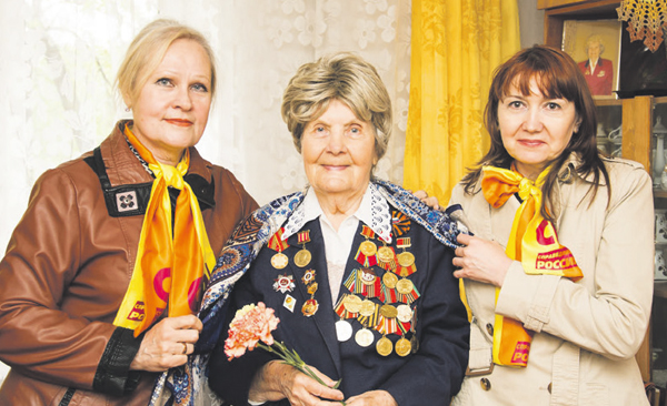 В нескольких районах Приамурья региональное отделение партии <b>СПРАВЕДЛИВАЯ РОССИЯ</b> провела свою акцию 'Синий Платочек', которая была посвящена женщинам-защитницам Отечества в 1941 – 1945 годах 